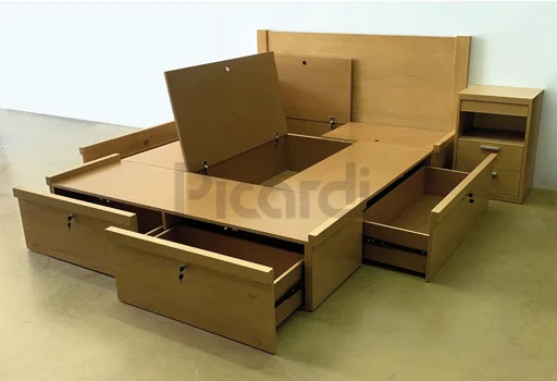 Juego de dormitorio moderno, cama box de 2 plazas con cajones y bauleras. Respaldo con mesas de luz de madera de guatambu.