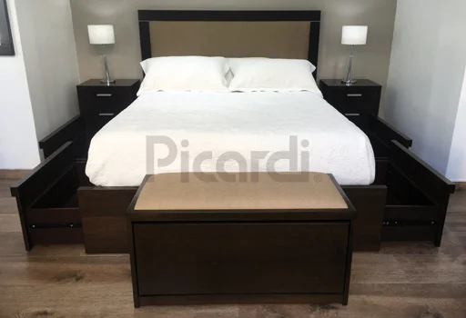 Juego de dormitorio moderno, cama de madera con cajones, respaldo con mesitas de luz, banqueta pie de cama tapizada