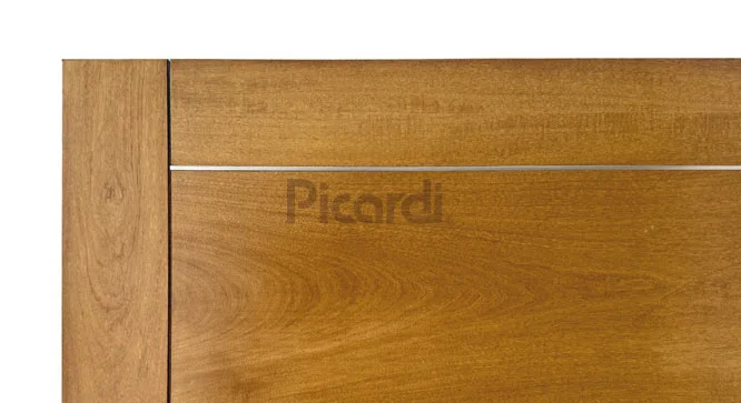 Detalle de respaldo de cama de madera con perfil de aluminio, unión de estructura